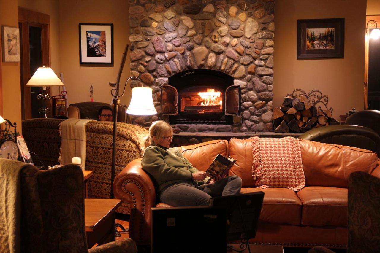 Vagabond Lodge At Kicking Horse Golden Kültér fotó