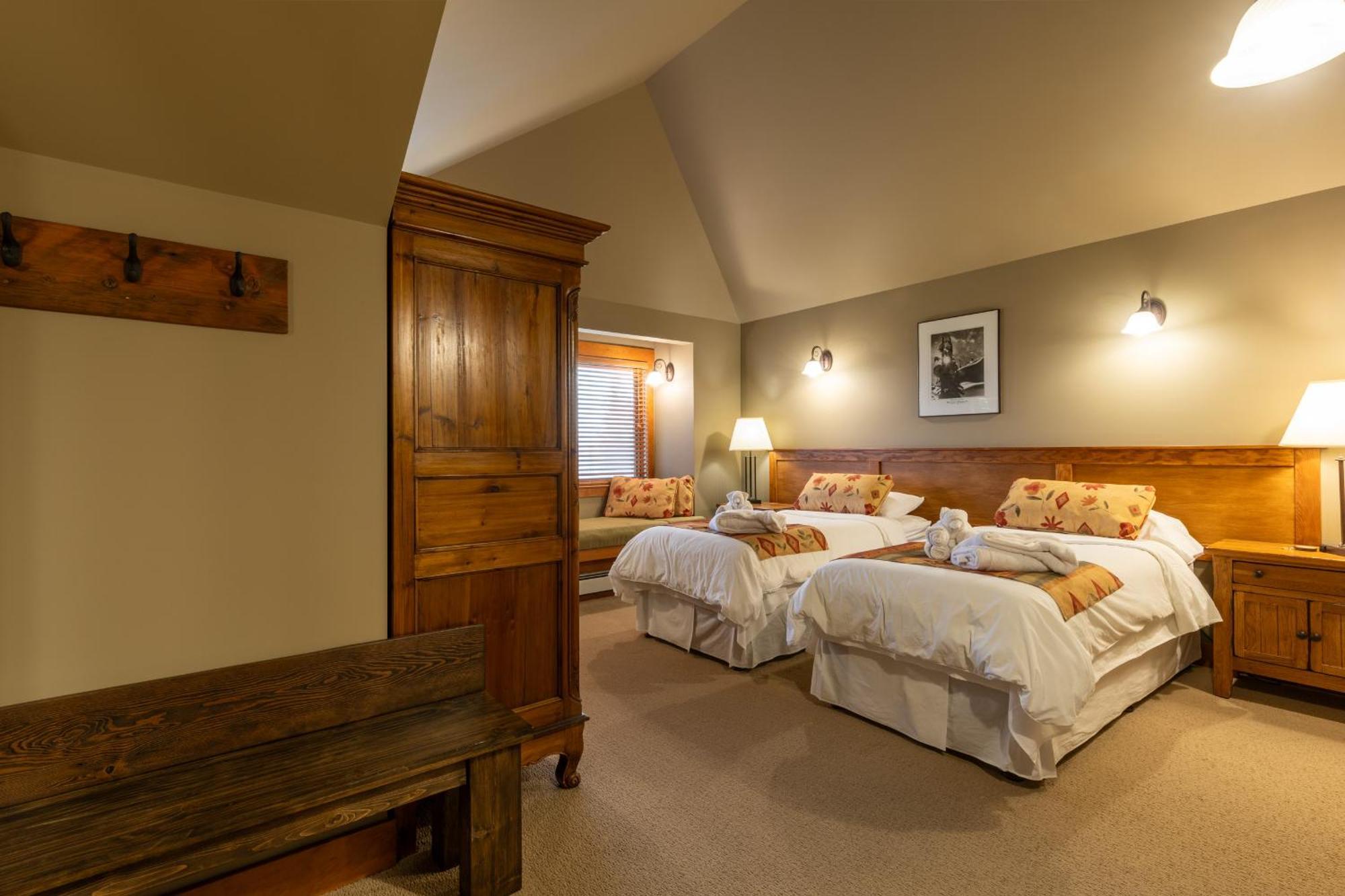 Vagabond Lodge At Kicking Horse Golden Kültér fotó