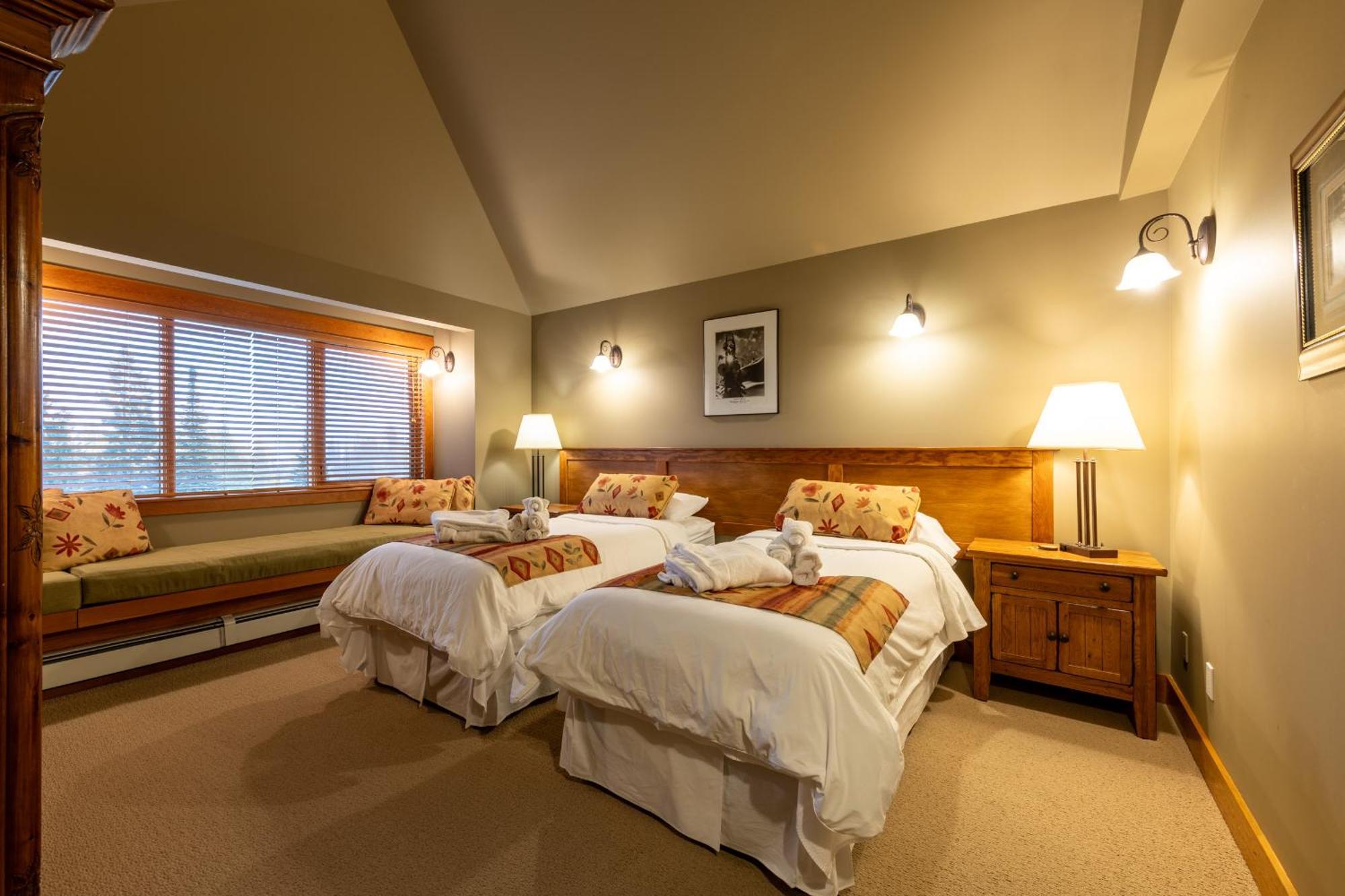 Vagabond Lodge At Kicking Horse Golden Kültér fotó