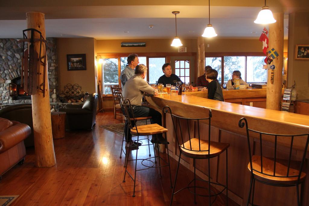 Vagabond Lodge At Kicking Horse Golden Kültér fotó
