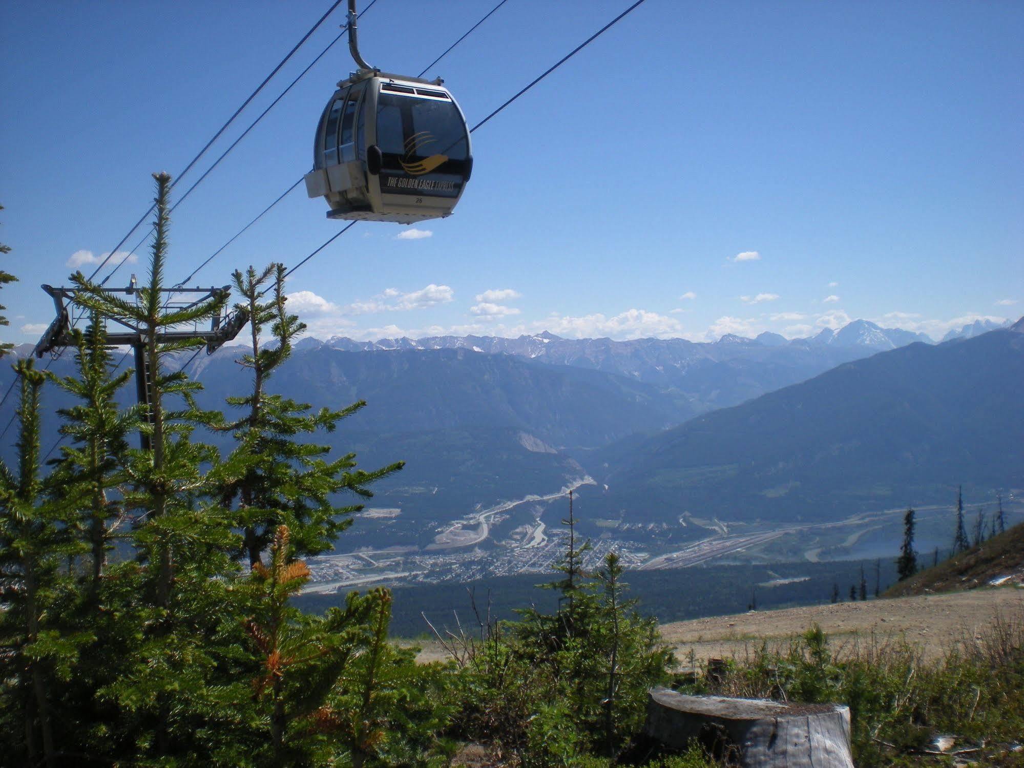 Vagabond Lodge At Kicking Horse Golden Kültér fotó