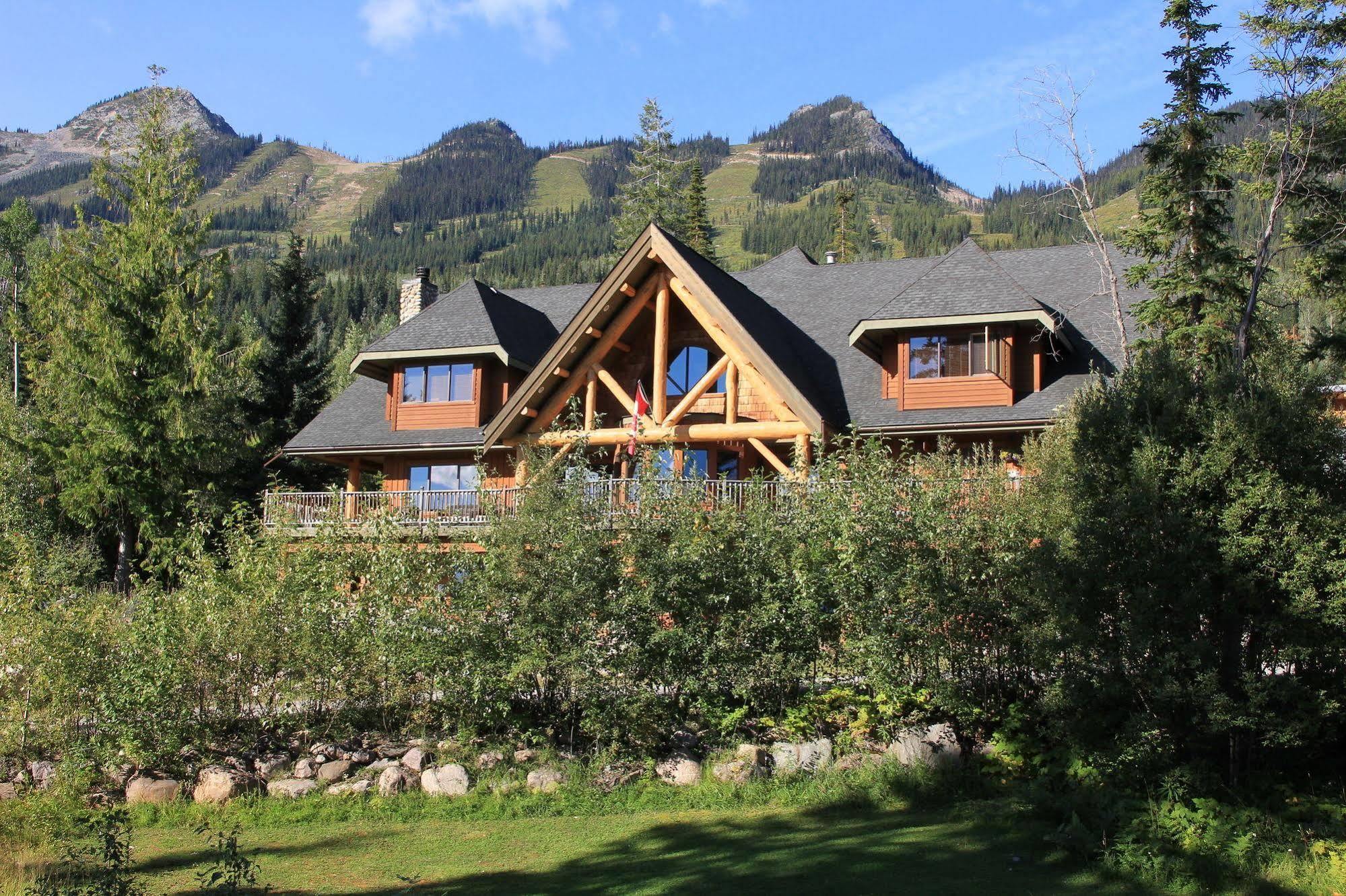 Vagabond Lodge At Kicking Horse Golden Kültér fotó